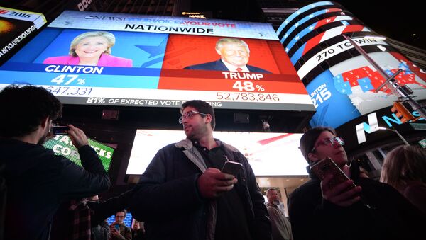 ABD'liler New York'taki Times Meydanı'na kurulan ekranda seçim sonuçlarını izliyor. - Sputnik Türkiye