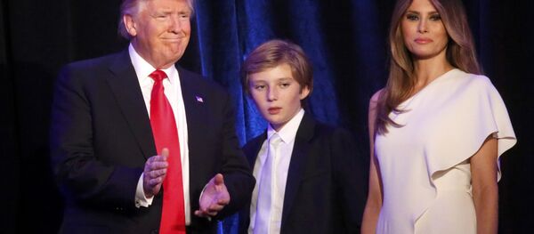 Trump eşi Melania ve oğlu Barron ile seçim sonuçlarını öğrendiği New York'ta. - Sputnik Türkiye