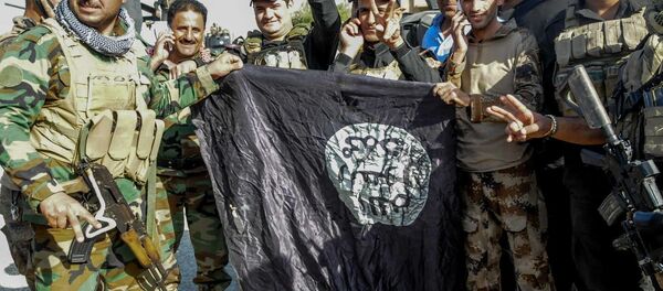 Irak ordusu, Musul'da IŞİD'in bayraklarını indiriyor - Sputnik Türkiye