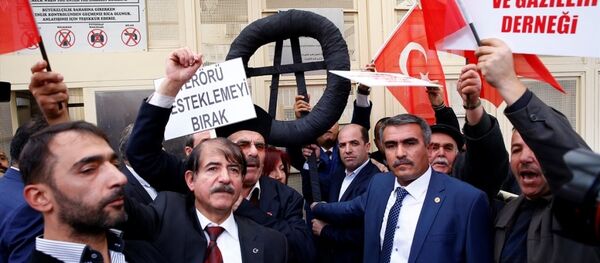 Almanya'nın Ankara Büyükelçiliği önünde toplanan 'şehit' aileleri ve gazi yakınlarından oluşan bir grup, Almanya'yı protesto etti. - Sputnik Türkiye