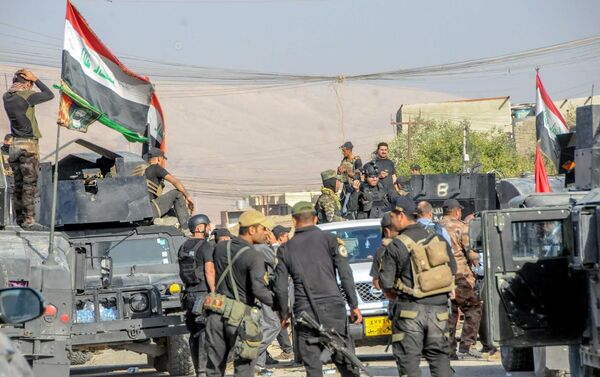 Irak ordusu, IŞİD'e karşı kazanımlarına devam ederken askerler de alınan bölgelerde zafer kutlaması yapıyor - Sputnik Türkiye