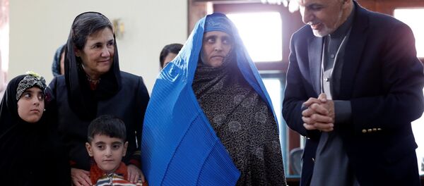 'Afgan kızı' Şerbet Gula, Afganistan lideri Eşref Gani ile görüştü. - Sputnik Türkiye