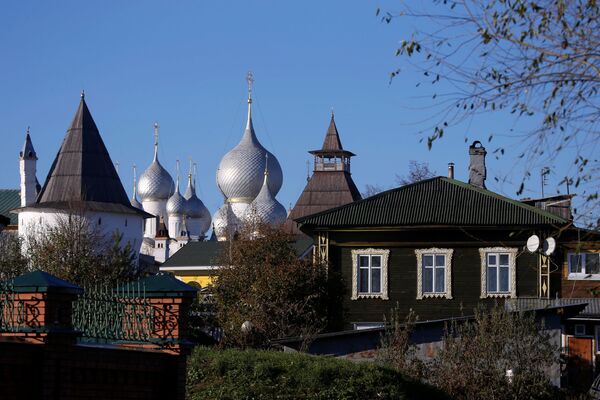 Yaroslavl bölgesinde bulunan Rostov Kremlini’nin ve evlerin manzarası. - Sputnik Türkiye