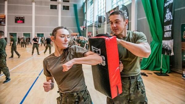 Polonyalı kadınlara ordudan dövüş eğitimi - Sputnik Türkiye