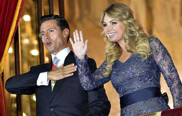Meksika Devlet Başkanı Enrique Pena Nieto, eşi Angelica Rivera ile beraber. - Sputnik Türkiye