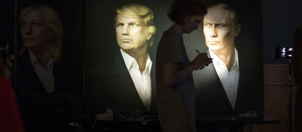 ABD'nin 45. Başkanı Donald Trump ve Rusya Devlet Başkanı Vladimir Putin’in Moskova’da bulunan Union Jack barındaki portreleri. - Sputnik Türkiye