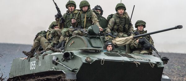 Rus askerleri  Rusya, Belarus ve Sırbistan hava kuvvetlerine bağlı paraşütçü birliklerinin ‘Slav kardeşliği-2016’ adlı ortak tatbikatına katıldı. - Sputnik Türkiye