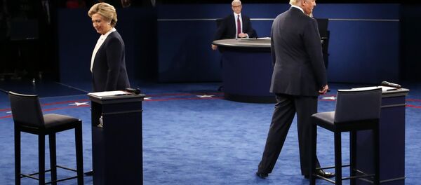 Democratic nominee Hillary Clinton (L) and Republican nominee Donald Trump arrive on stage during the second presidential debate at Washington University in St. Louis, Missouri on October 9, 2016 - Sputnik Türkiye
