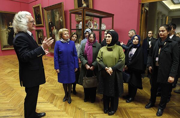 Cumhurbaşkanı Recep Tayyip Erdoğan’ın eşi Emine Erdoğan, Minsk'te Ulusal Ressamlık Müzesi’ni gezdi. - Sputnik Türkiye