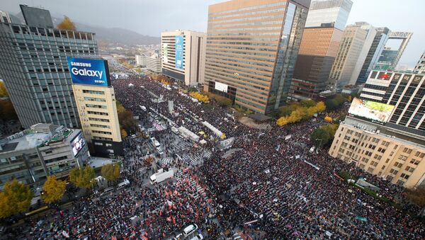 Seul'de on binlerce kişi Devlet Başkanı Park'ın istifasını istedi - Sputnik Türkiye