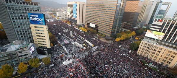 Seul'de on binlerce kişi Devlet Başkanı Park'ın istifasını istedi - Sputnik Türkiye