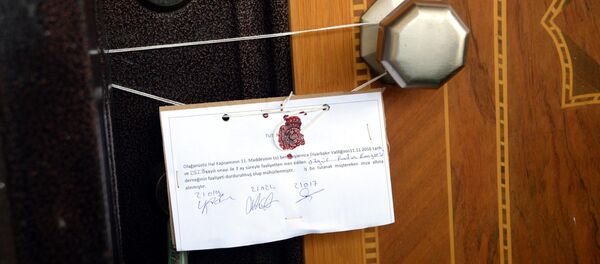 İçişleri Bakanlığı'nın kararının ardından kapatılmasına karar verilen Diyarbakır'daki dernekler mühürlenmeye başladı. İçişleri Bakanlığı'nın kararının ardından kapatılmasına karar verilen Diyarbakır'daki dernekler mühürlenmeye başladı. - Sputnik Türkiye