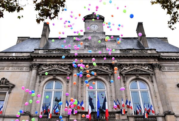 Paris'in 11. Belediyesi önünde geçtiğimiz yıl 13 Kasım terör saldırılarında hayatını kaybedenler anısına balonlar havaya bırakıldı. - Sputnik Türkiye