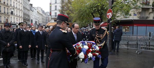 Fransa Cumhurbaşkanı Hollande, Paris Belediye Başkanı Anne Hidalgo ve Saint-Denis Belediye Başkanı Didier Paillard ile birlikte Stade de France'ın önünde düzenlenen ve Bataclan'da hayatını kaybedenlerin anısına oluşturulan plaketlerin açılış törenine katıldı. - Sputnik Türkiye