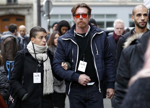 Bataclan salonu önünde düzenlenen anmaya geçen yıl saldırı sırasında konser vermekte olan Eagles of Death Metal grubunun üyelerinden Jesse Hughes da katıldı. - Sputnik Türkiye