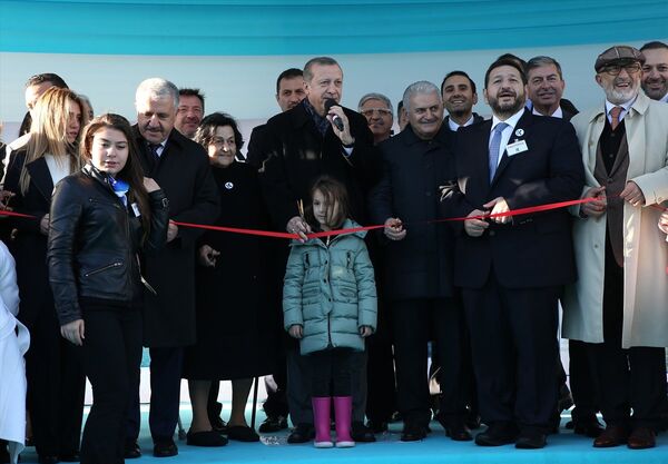 Karadeniz Holding'in 480 MW elektrik üretim kapasitesiyle dünyanın en büyüğü olan 'Karadeniz Powership Osman Khan' enerji gemisi Gana'ya, 'Karadeniz Powership Onur Sultan' gemisi Myanmar'a, 120 MW kapasiteli 'Karadeniz Powership Gökhan Bey' ve 'Karadeniz Powership Yasin Bey' gemisi ise Endonezya'ya, Cumhurbaşkanı Recep Tayyip Erdoğan ve Başbakan Binali Yıldırım'ın da katılımıyla düzenlenen törenle uğurlandı. Tuzla Sedef Tersane'sinde düzenlenen törene Ulaştırma, Denizcilik ve Haberleşme Bakanı Ahmet Arslan, Turkon Holding Yönetim Kurulu Başkanı Nevzat Kalkavan ve Karadeniz Holding Üst Yöneticisi Orhan Karadeniz de katıldı. - Sputnik Türkiye