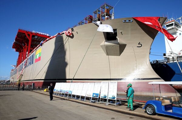 Törenin ardından Cumhurbaşkanı Erdoğan, Binali Yıldırım ve beraberindekiler, Karadeniz Powership Onur Sultan gemisini gezdi. - Sputnik Türkiye