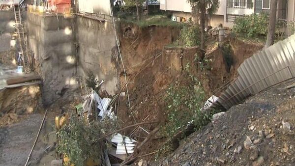 Kadıköy'de inşaat kazısı sırasında toprak kayması meydana geldi, iş makineleri ve operastörleri toprağa gömüldü - Sputnik Türkiye