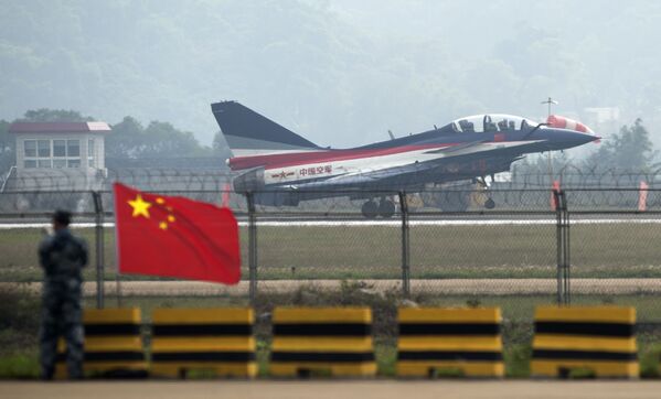 J-10 tipi avcı uçakları Çin’de düzenlenen hava gösterisinde. - Sputnik Türkiye
