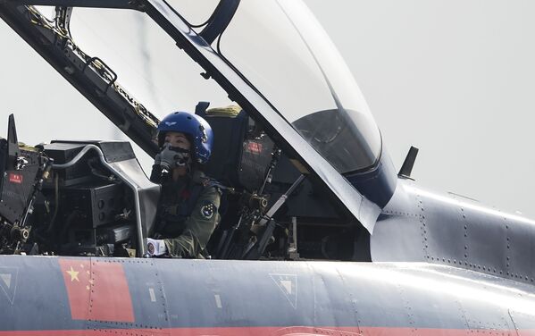 Çin Hava Kuvvetleri pilotu Yu Hu, J-10 tipi avcı uçağında. - Sputnik Türkiye