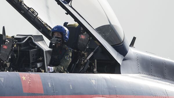 Çin Hava Kuvvetleri pilotu Yu Hu, J-10 tipi avcı uçağında. - Sputnik Türkiye