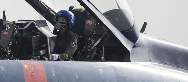 Çin Hava Kuvvetleri pilotu Yu Hu, J-10 tipi avcı uçağında. - Sputnik Türkiye