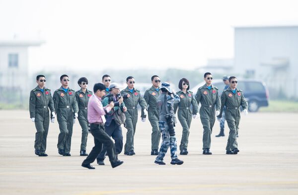 Çin Hava Kuvvetleri pilotu Yu Hu J-10 tiği avcı uçağıyla uçuşa hazırlanıyor. - Sputnik Türkiye