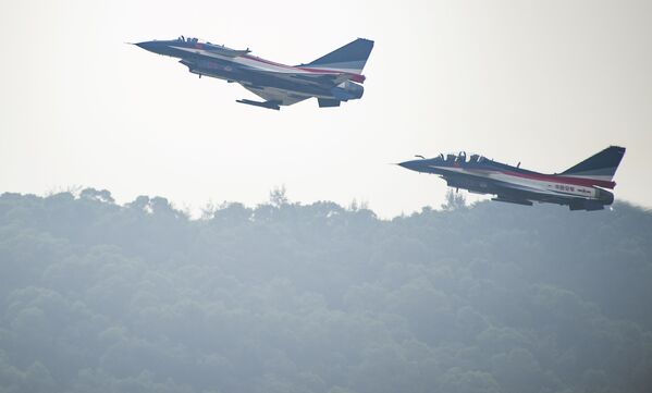 J-10 tipi avcı uçakları Çin’de düzenlenen hava gösterisinde. - Sputnik Türkiye