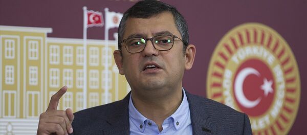 CHP Grup Başkanvekili Özgür Özel, TBMM'de basın toplantısı düzenledi. - Sputnik Türkiye