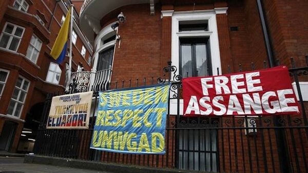 Ekvador'un Londra Büyükelçiliği önünde Assange protestoları - Sputnik Türkiye