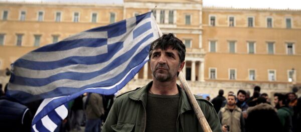 A farmer carries a Greek flag in front of the parliament during a protest against planned pension reforms in Athens, Greece February 12, 2016. - Sputnik Türkiye