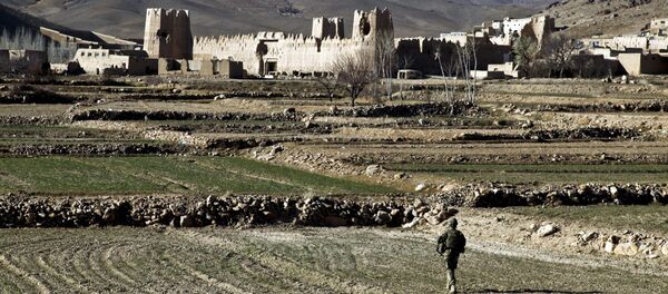 A US Army Soldier 1st Platoon, Apache Company, 2nd Battalion, 4th Infantry Brigade Combat Team, 10th Mountain Division, walks through a field to the village of Dahanah, Wardak province, Afghanistan Dec. 2. - Sputnik Türkiye
