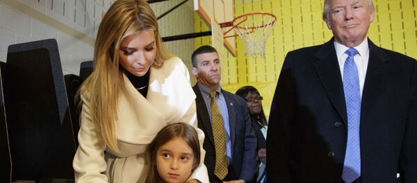 Donald Trump, kızı İvanka ve torunu Arabella ile birlikte New York’ta. Donald Trump, kızı İvanka ve torunu Arabella ile birlikte New York’ta. - Sputnik Türkiye