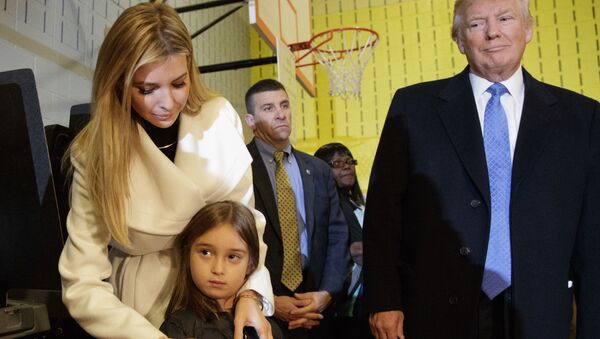 Donald Trump, kızı İvanka ve torunu Arabella ile birlikte New York’ta. - Sputnik Türkiye
