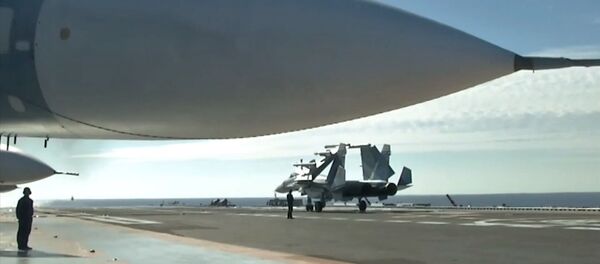 Su-33 avcı uçağı, Amiral Kuznetsov uçak gemisi güvertesinde bekliyor. - Sputnik Türkiye