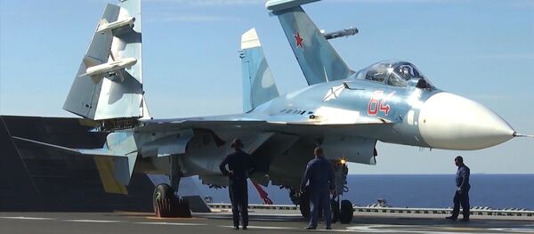 Su-33 avcı uçağı, Amiral Kuznetsov uçak gemisi güvertesinde bekliyor. - Sputnik Türkiye