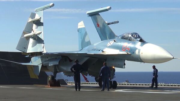 Su-33 avcı uçağı, Amiral Kuznetsov uçak gemisi güvertesinde bekliyor. - Sputnik Türkiye