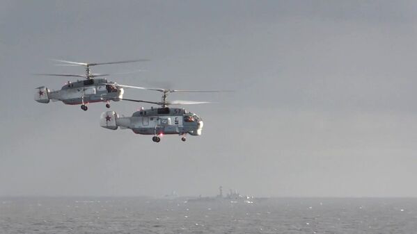 Admiral Grigoryeviç koruma gemisi yakınlarında uçan helikopterler. - Sputnik Türkiye