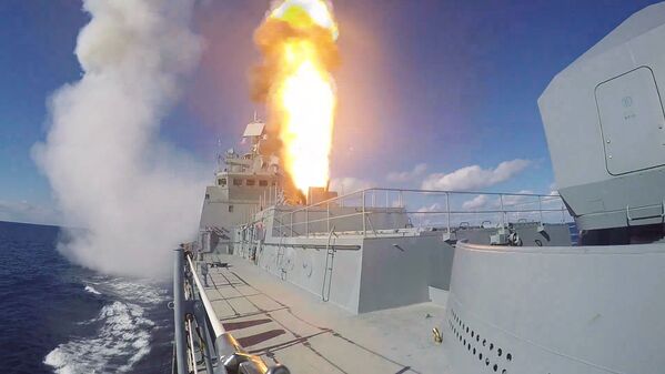 Suriye operasyonuna katılan Admiral Grigoryeviç koruma gemisi ateş açtığı sırada. - Sputnik Türkiye
