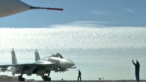 Su-33 avcı uçağı havalanmaya hazırlanıyor. - Sputnik Türkiye