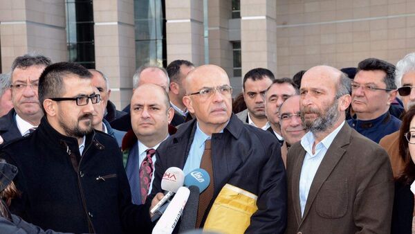 CHP Milletvekili Enis Berberoğlu ilk kez hakim karşısına çıktı - Sputnik Türkiye