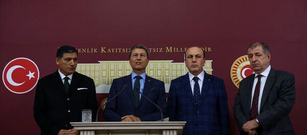 MHP'den ihraç edilen Gaziantep milletvekili Ümit Özdağ (sağda) TBMM'de basın toplantısı düzenledi. Basın toplantısına MHP Kayseri milletvekili Yusuf Halaçoğlu (sol 2) MHP Isparta milletvekili Nuri Okutan (solda) MHP Balıkesir milletvekili İsmail Ok (sağ 2) da katıldı. MHP'den ihraç edilen Gaziantep milletvekili Ümit Özdağ (sağda) TBMM'de basın toplantısı düzenledi. Basın toplantısına MHP Kayseri milletvekili Yusuf Halaçoğlu (sol 2) MHP Isparta milletvekili Nuri Okutan (solda) MHP Balıkesir milletvekili İsmail Ok (sağ 2) da katıldı. - Sputnik Türkiye