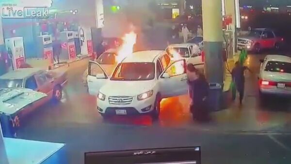 Benzin istasyonunda alev alan araba paniğe sebep oldu - Sputnik Türkiye
