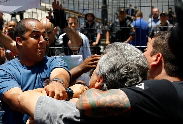 Rio de Janeiro'da kemer sıkma politikalarını protesto eden eylemcilere polis müdahalesi - Sputnik Türkiye