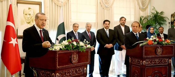 Cumhurbaşkanı Recep Tayyip Erdoğan, Pakistan Başbakanı Navaz Şerif ile birlikte Pakistan Başbakanlığı binasında ortak basın toplantısı düzenledi. - Sputnik Türkiye