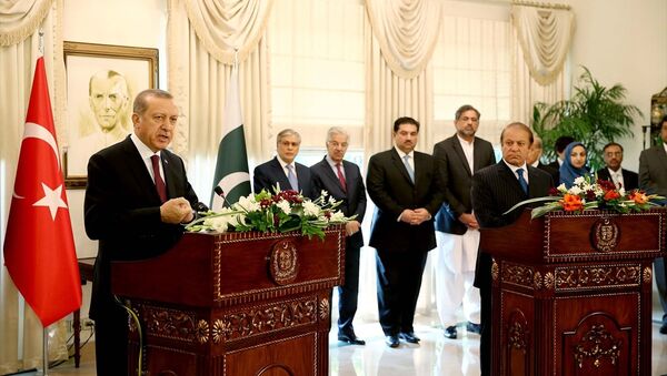 Cumhurbaşkanı Recep Tayyip Erdoğan, Pakistan Başbakanı Navaz Şerif ile birlikte Pakistan Başbakanlığı binasında ortak basın toplantısı düzenledi. - Sputnik Türkiye