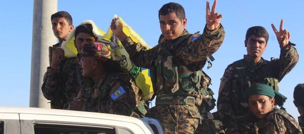 ÖSO komutanlarından Efrini, son 2 gündür El Bab çevresinde bir çok köyü alarak Afrin'den Kobani yönüne 12 kilometre kalacak şekilde yaklaştıklarını söyledi. - Sputnik Türkiye