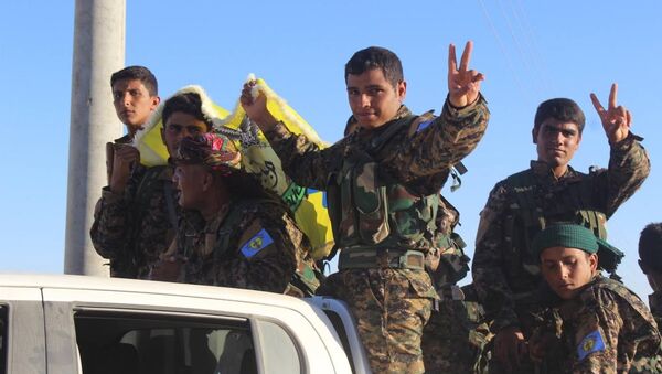 ÖSO komutanlarından Efrini, son 2 gündür El Bab çevresinde bir çok köyü alarak Afrin'den Kobani yönüne 12 kilometre kalacak şekilde yaklaştıklarını söyledi. - Sputnik Türkiye