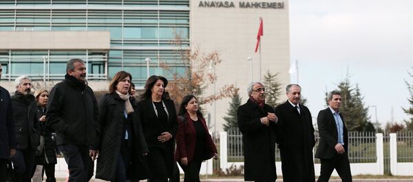 HDP Eş Genel Başkanları Selahattin Demirtaş ve Figen Yüksekdağ'ın tutukluluğuna yapılan itirazın reddedilmesinin ardından HDP'li milletvekilleri ve avukatlar, Anayasa Mahkemesi'ne (AYM) başvuruda bulundu. - Sputnik Türkiye