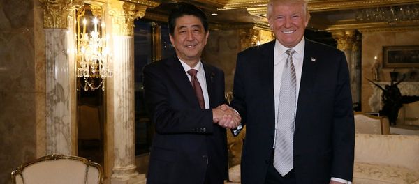 Şinzo Abe Donald Trump ile görüşen ilk yabancı lider oldu - Sputnik Türkiye